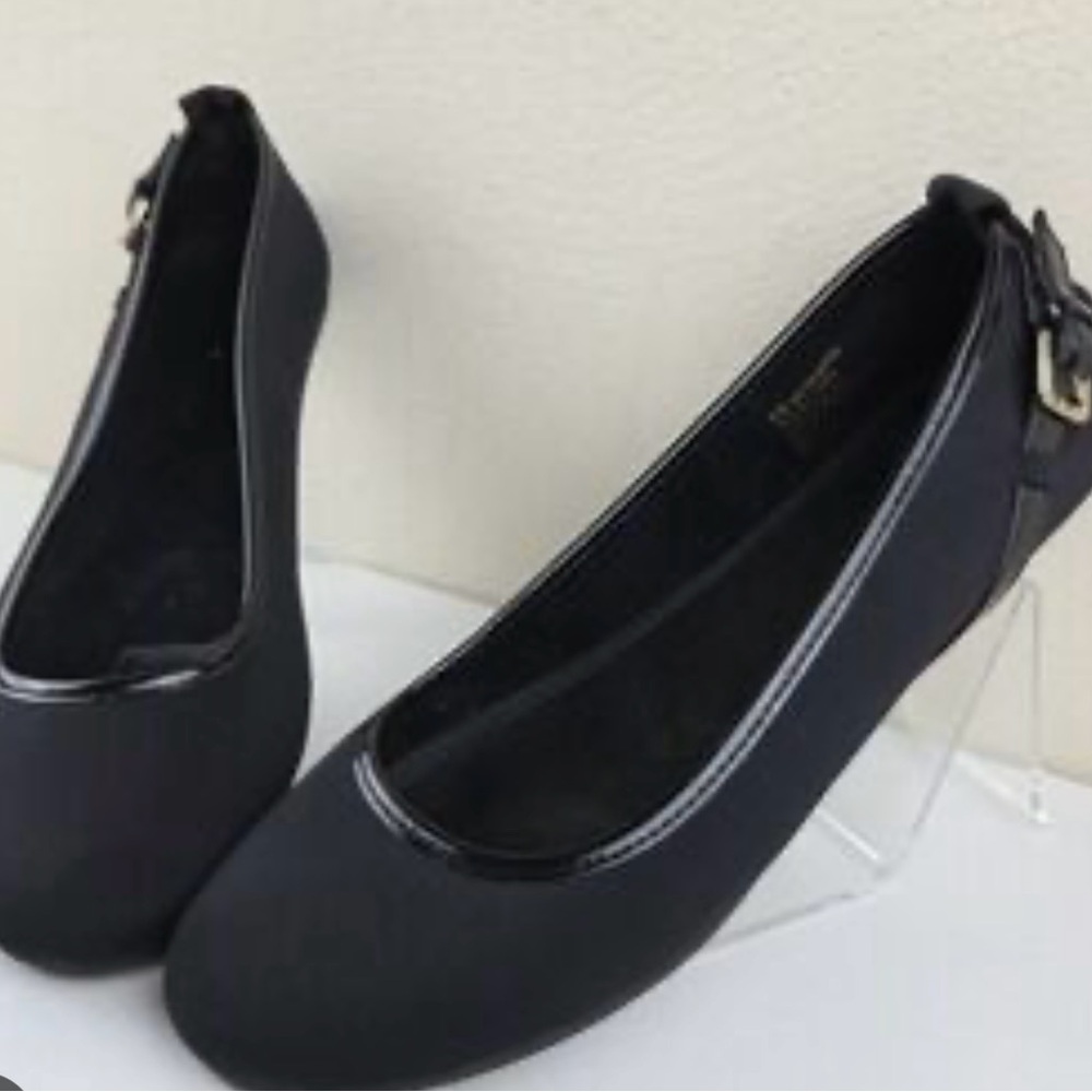 BANDOLINO Black Women's flays with Buckle Accent.  Size 10